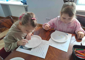 Dzieci projektują wzory na papierowych talerzykach