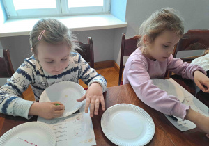 Dzieci projektują wzory na papierowych talerzykach