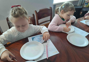 Dzieci projektują wzory na papierowych talerzykach