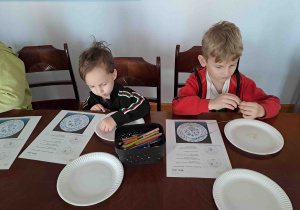 Dzieci projektują wzory na papierowych talerzykach