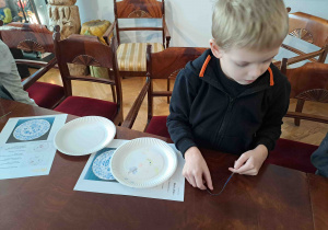 Dzieci projektują wzory na papierowych talerzykach