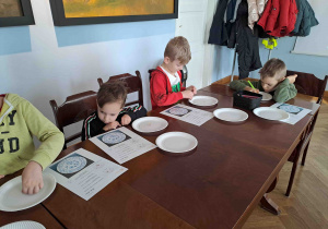 Dzieci projektują wzory na papierowych talerzykach