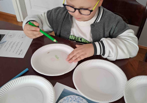 Dzieci projektują wzory na papierowych talerzykach