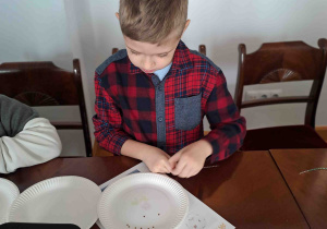 Dzieci projektują wzory na papierowych talerzykach