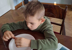 Dzieci projektują wzory na papierowych talerzykach