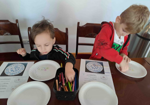 Dzieci projektują wzory na papierowych talerzykach