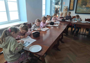Dzieci projektują wzory na papierowych talerzykach
