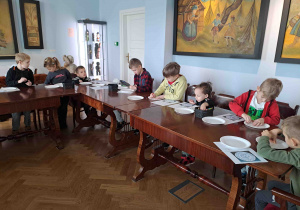 Dzieci projektują wzory na papierowych talerzykach
