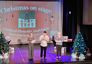 Prowadzący witają zgromadzonych gości