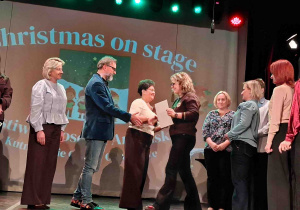 Wręczanie podziękowań nauczycielom