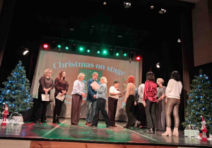 Wręczanie podziękowań nauczycielom