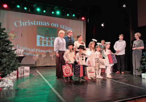 Pamiątkowe fotografie uczestników festiwalu z organizatorami