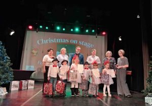 Pamiątkowe fotografie uczestników festiwalu z organizatorami