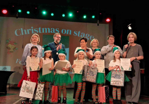 Pamiątkowe fotografie uczestników festiwalu z organizatorami