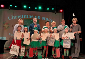 Pamiątkowe fotografie uczestników festiwalu z organizatorami