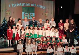 Pamiątkowe fotografie uczestników festiwalu z organizatoramiPamiątkowe fotografie uczestników festiwalu z organizatorami