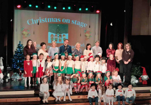 Pamiątkowe fotografie uczestników festiwalu z organizatorami