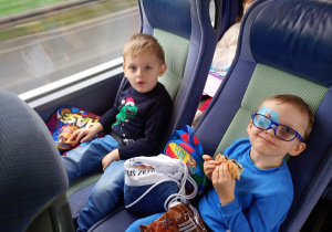 Chłopcy siedzą w autokarze