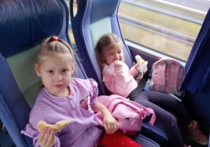 Dziewczynki jedzą kanapki