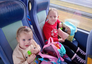 Dziewczynki siedzą w autokarze