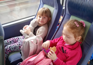 Dziewczynki jadą na wycieczkę