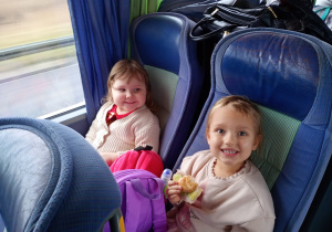 Dziewczynka je kanapkę