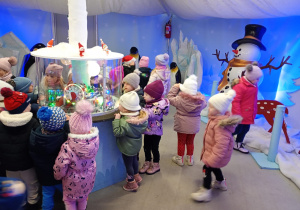 Dzieci oglądają wystawę