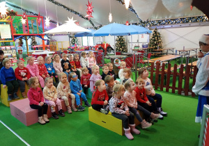 Dzieci siedzą i słuchają opowieści pani Mikołajowej