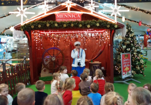 Dzieci są w mennicy Św. Mikołaja