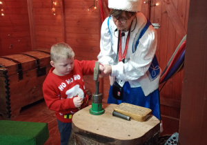 Chłopiec próbuje wybić monetę