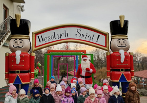 Dzieci pozują do zdjęcia wspólnie ze św. Mikołajem