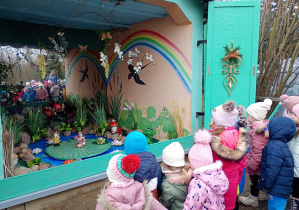 Dzieci oglądają bajkową wystawę