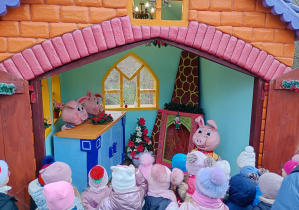 Dzieci spacerują po Bajkowej Ścieżce