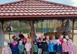 Dzieci stoją obok sań św. Mikołaja