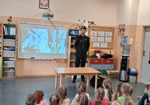 Spotkanie z górnikiem. Pan opowiada dzieciom o pracy w kopalni.