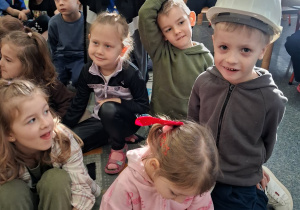 Dzieci oglądają bryłki soli.