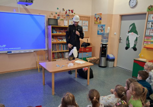 Spotkanie z górnikiem. Pan opowiada dzieciom o pracy w kopalni.