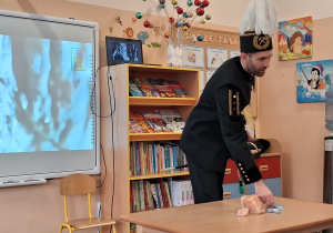 Spotkanie z górnikiem. Pan opowiada dzieciom o pracy w kopalni.