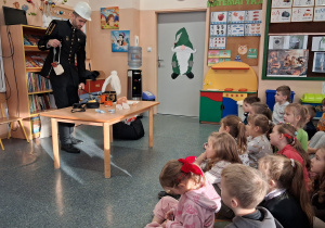 Spotkanie z górnikiem. Pan opowiada dzieciom o pracy w kopalni.