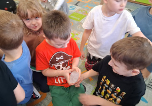 Dzieci oglądają bryłki soli.