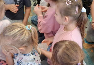 Dzieci oglądają bryłki soli.