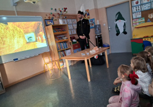 Spotkanie z górnikiem. Pan opowiada dzieciom o pracy w kopalni.