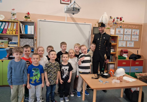 Wspólne zdjęcie całej grupy z górnikiem.