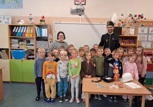 Wspólne zdjęcie całej grupy z górnikiem.