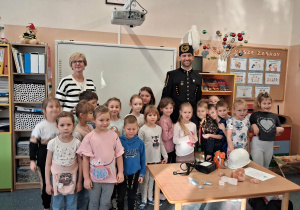 Wspólne zdjęcie całej grupy z górnikiem.