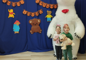 Dzieci pozują do zdjęcia