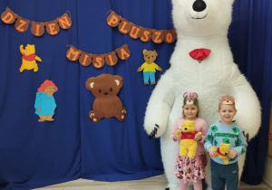 Chłopiec i dziewczynka trzymają pluszowe misie