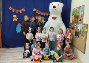 Wspólne zdjęcie dzieci z misiem i paniami