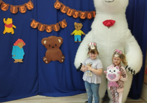 Dziewczynki pozują do zdjęcia