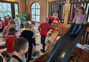 Dzieci bawią się na sali zabaw.